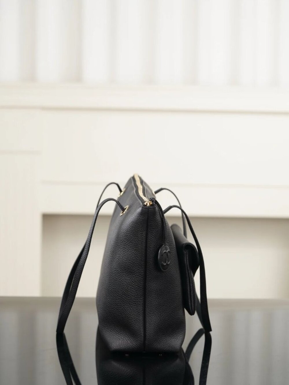 Classic CHANEL Bags: A Stylish and Versatile Choice for Elegance - Picture 4 of 6